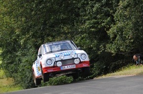 Skoda Auto Deutschland GmbH: Nur fliegen ist schöner: Kahle/Göbel im SKODA 130 RS zur Rallye Köln-Ahrweiler (BILD)