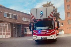 Feuerwehr Essen: FW-E: Feuer im Dachgeschoss eines Mehrfamilienhauses - Feuerwehrmann in der Freizeit hilft bei Ersterkundung
