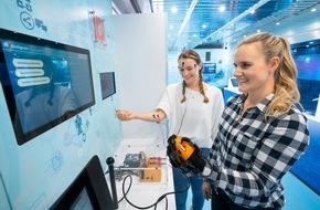 Programm COACHING4FUTURE der Baden-W&uuml;rttemberg Stiftung gGmbH: EWG Schw&auml;bisch Hall: Digital-Truck auf dem Schulhof (15.-18.09.)