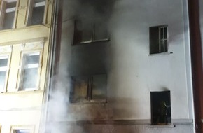 Feuerwehr Oberhausen: FW-OB: Feuerwehr Oberhausen löscht Brand in einem Mehrfamilienhaus