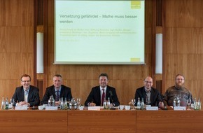 Stiftung Rechnen: Versetzung gefährdet - Mathe muss besser werden / Stiftung Rechnen legt Studie "Bürgerkompetenz Rechnen" vor / Beim Umgang mit mathematischen Fragestellungen im Alltag zeigen die Deutschen Defizite (BILD)