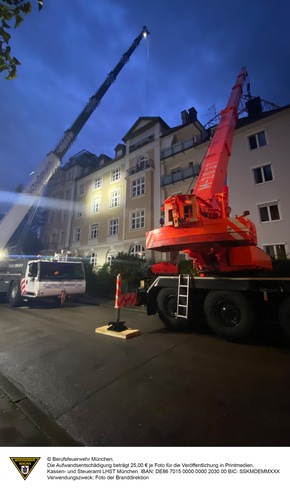 FW-M: Kran stürzt auf Wohnhäuser (Bogenhausen)