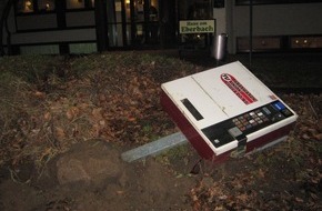 Polizeiinspektion Hameln-Pyrmont/Holzminden: POL-HOL: Stadtoldendorf - Twete: Zigarettenautomat umgefahren und geflüchtet - PKW beschädigt stehen gelassen -