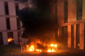 Feuerwehr und Rettungsdienst Bonn: FW-BN: Starke Rauchentwicklung durch brennendes Gartenmobiliar
