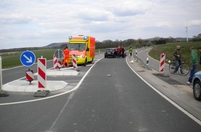 Polizeiinspektion Hameln-Pyrmont/Holzminden: POL-HOL: Landesstraße 583 zwischen Arholzen und Stadtoldendorf: Fußgänger mit Fahrrad beim Überqueren der Straße von PKW erfasst - 84jähriger Mann mit schwersten Verletzungen in Uniklinik ...