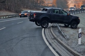 Landespolizeiinspektion Saalfeld: LPI-SLF: SUV-Fahrer kommt von Straße ab und landet auf Leitplanke