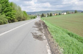 Polizeiinspektion Hameln-Pyrmont/Holzminden: POL-HM: Zeugen gesucht: LKW wühlt Bankette auf und verursacht Sachschaden