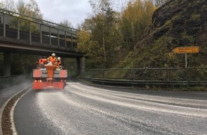 Freiwillige Feuerwehr Menden: FW Menden: Mehrere Kilometer lange Kraftstoffspur im Hönnetal