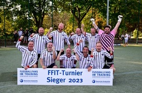 Deutsche Krebshilfe: XXL-Turnier für "Fußballfans im Training"-Absolventen / (Ehemals) übergewichtige Fans zeigen ihre Fitness auf dem Spielfeld