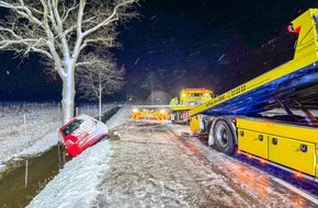 Feuerwehr Flotwedel: FW Flotwedel: PKW kommt von schneeglatter Fahrbahn ab