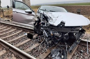 Bundespolizeiinspektion Hannover: BPOL-H: Auf dem Bahnübergang: Auto kollidiert mit Güterzug