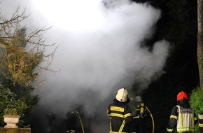 Feuerwehr Iserlohn: FW-MK: Garage brennt in voller Ausdehnung