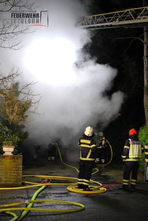 FW-MK: Garage brennt in voller Ausdehnung