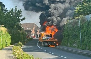 Polizei Mettmann: POL-ME: Städtischer LKW brannte komplett aus - Ratingen - 2207088