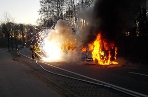 Polizei Lippe: POL-LIP: Lemgo-Voßheide. Zwei Autos ausgebrannt.