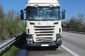 Verkehrsdirektion Mainz: POL-VDMZ: LKW fährt auf Bus auf - Busfahrer und mehrere  Fahrgäste verletzt