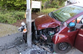 Polizei Rheinisch-Bergischer Kreis: POL-RBK: Bergisch Gladbach - Pkw kommt von der Fahrbahn ab und prallt vor einen Ampelmast