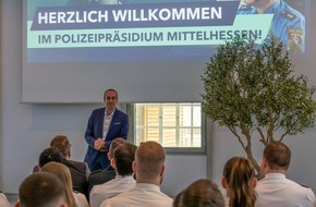 Polizeipräsidium Mittelhessen - Pressestelle Lahn - Dill: POL-LDK: Polizeipräsident Torsten Krückemeier begrüßt neue Kolleginnen und Kollegen -