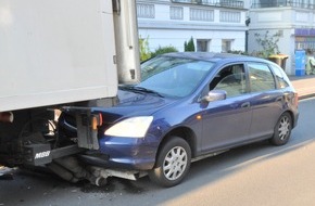 Polizeiinspektion Oldenburg-Stadt / Ammerland: POL-OL: +++ Auto fährt auf Laderampe eines Lkw auf +++