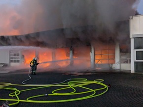 FW-AR: Brand in Arnsberger Gewerbehalle