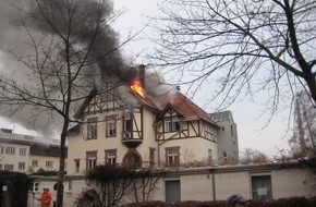 Polizeiinspektion Hameln-Pyrmont/Holzminden: POL-HOL: Medizinisches Versorgungszentrum Sollingstraße: Dachgeschoss völlig ausgebrannt - Feuerwehr mit starken Kräften im Einsatz/erheblicher Gebäudeschaden -
