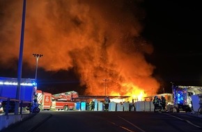 Feuerwehr Moers: FW Moers: Großbrand an Baumarkt in Moers-Scherpenberg