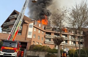 Feuerwehr M&uuml;lheim an der Ruhr: FW-MH: Dachstuhlbrand in Saarn: Zwei Wohnh&auml;user unbewohnbar - Gro&szlig;einsatz der Feuerwehr