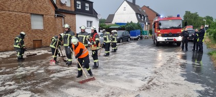 Freiwillige Feuerwehr Werne: FW-WRN: TH_1 - LZ1 - Schlamm und Wasser auf der Strasse