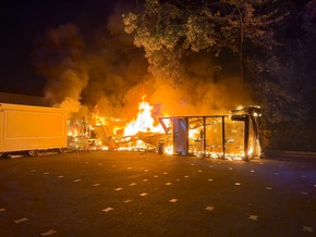 Feuerwehr MTK: Imbissstand steht lichterloh in Flammen