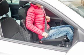 AXA Konzern AG: Daunen- und Skijacken im Auto sind gefährlich