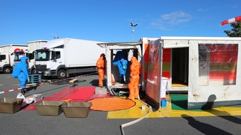 Feuerwehr Paderborn: FW Paderborn: Gefahrstoffaustritt bei Verladet&auml;tigkeiten - 16 Betroffene