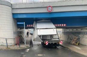 Polizeipräsidium Südosthessen: POL-OF: 3,5-Tonner bleibt an Brückenunterführung hängen; Autofahrer fuhr in Fensterfront von Bäckerei; Verkehrskontrolle: Zahlreiche Gurtverstöße festgestellt und mehr