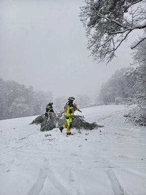 FW-EN: Feuerwehr wegen Schneewetterlage dauerhaft im Einsatz! - 27 Einsätze für Feuerwehr und THW-Wache bis zum Abend besetzt