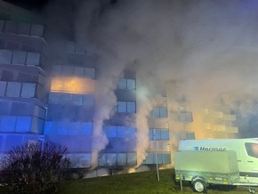 KFV-CW: Tiefgaragenbrand in Altensteig-Wart/Feuerwehr evakuiert mehr als 70 Personen/Ringalarm fordert Rettungskräfte aus der ganzen Region