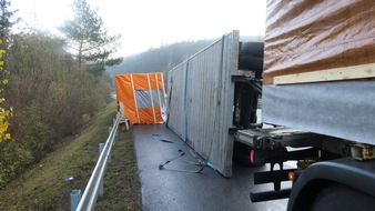 Polizeipräsidium Mittelhessen - Pressestelle Marburg-Biedenkopf: POL-MR: Verkehrsbehinderungen auf der B 3 - Lastwagenanhänger mit Hausteilen umgekippt