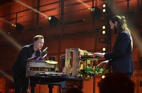 ProSieben: Schreibmaschine und Weinflaschen: ECHO-Preisträger Joris bastelt für "Musicshake" ein extravagantes Musikinstrument