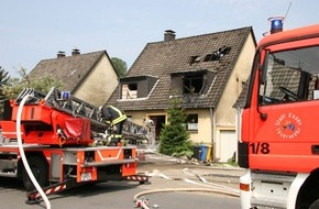 Feuerwehr Essen: FW-E: Wohnungs- und Dachstuhlbrand in Altenessen-Nord, 68 Einsatzkräfte vor Ort