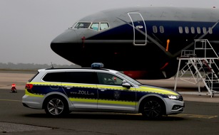 Hauptzollamt Bielefeld: HZA-BI: Bielefelder Zoll zieht Sommerbilanz/Zahlreiche Verstöße bei Kontrollen am Flughafen Paderborn/Lippstadt festgestellt - Goldschmuck im Wert von 40.000 Euro aufgegriffen - Potenzhonig im Gepäck
