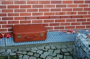Polizeidirektion Göttingen: POL-GOE: (798/2009) Reisekoffer von Unbekannten vor Polizeidienstgebäude abgelegt - Rund 50 Büros vorübergehend geräumt, Ermittlungsverfahren eingeleitet