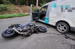 Polizeiinspektion Stade: POL-STD: Harsefeld: Motorrad prallte in abbiegenden Pkw - ein Leichtverletzter