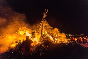 SPO leuchtet - Licht trifft Lyrik und Biikebrennen in St. Peter-Ording