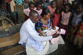 Zum Weltfrauentag (25. April 2023) - Siamesisches Zwillingsmädchen an Malaria verstorben