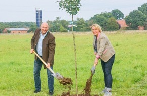 VILSA-BRUNNEN Otto Rodekohr GmbH: Gemeinsam für Wachstum und gutes Klima: VILSA lädt Ministerin Barbara Otte-Kinast zum Pflanzen eines traditionellen Apfelbaums und wird Teil des Ernteprojektes „Gelbes Band“