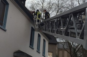 Feuerwehr Mülheim an der Ruhr: FW-MH: Pitbull macht Ausflug auf ein Häuserdach