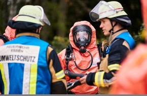 Feuerwehr Essen: FW-E: Einsatz&uuml;bung: Gefahrstoffaustritt im Chemiebetrieb in Essen-Kray