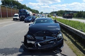 Verkehrsdirektion Koblenz: POL-VDKO: Unfall mit 6 beteiligten Fahrzeugen - 3 Personen leicht verletzt