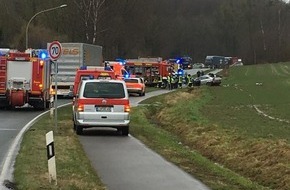 Feuerwehr Detmold: FW-DT: Verkehrsunfall mit eingeklemmten Personen