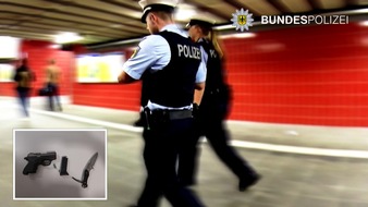 Bundespolizeidirektion München: Bundespolizeidirektion München: Schreckschusswaffe und Einhandmesser / Bundespolizei stellt Bewaffneten am Ostbahnhof