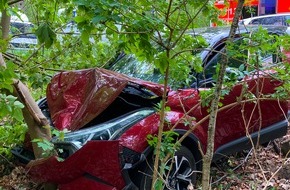 Polizei Bochum: POL-BO: Unfall in Bochum: Autofahrerin (66) wendet und gerät in Böschung