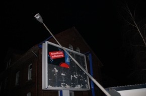 Polizei Minden-Lübbecke: POL-MI: Auto prallt gegen Straßenlaterne